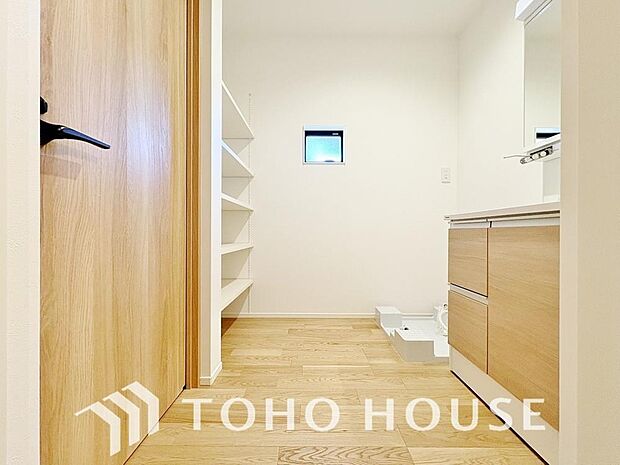 お家の中でも特にプライベートスペースとなる洗面所は、洗濯場所と浴室を同じ空間でまとめております。