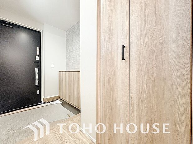 人を迎え入れる最初の場所だからこそ、清潔感がある空間にして頂ける様シューズボックスを設置しました。