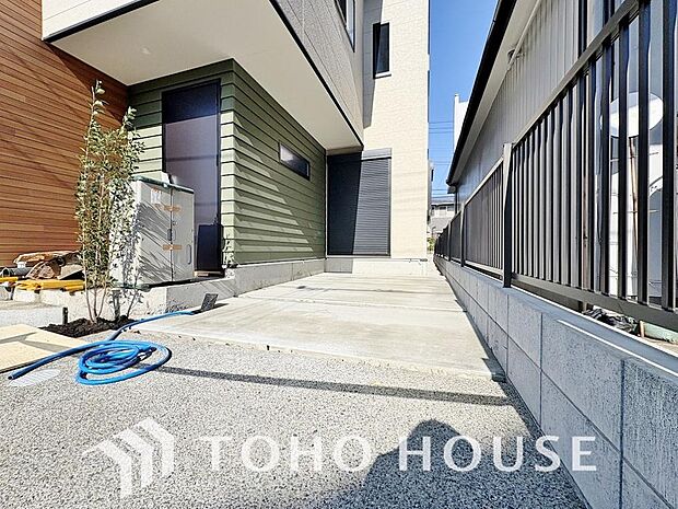 周辺環境とのコラボレーションにより明るく開放的な空間を演出しております。