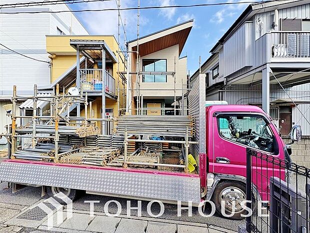 街並みの風景に包み込まれながら、瀟洒な印象も湛えて佇む邸宅を建築いたします。