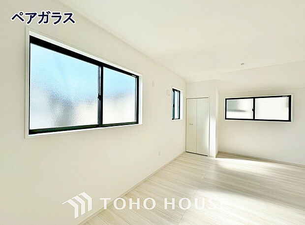 室内のサッシにはペアガラスを採用、高い断熱性による省エネと結露対策に有効です。