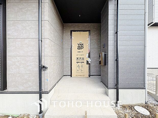 毎日みんなを見送り、そして迎え入れる場所だから。帰りたくなる家をテーマに設計した、自慢の玄関です。