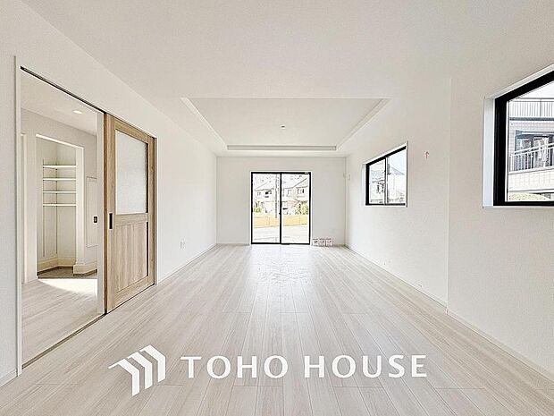 光と風があふれる開放的なリビングダイニングには自然と家族みんなが集まってきます。