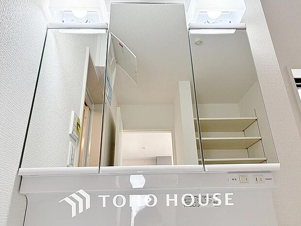 洗面台には三面鏡を採用。鏡の後ろに収納スペースを設ける事により洗面台周りもすっきりします。