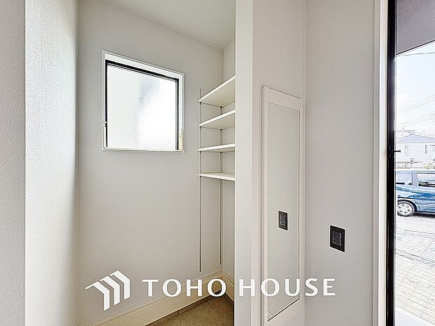 土足のまま入れるので、ゴルフバックなどがそのまま収納可能。散らかりがちな玄関をすっきりと保てます。