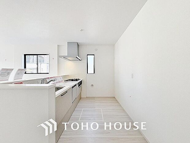 キッチンは、リビングで寛ぐ家族や小さなお子様を見守りながら料理が出来る対面式の温もり設計。