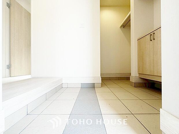 広々した玄関スペースはベビーカーも楽々置けるゆったりスペースが魅力です。