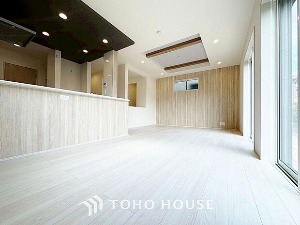 忙しい朝でも、しっかり家族が揃って食事をして頂けるゆとりある大きさのダイニングスペース。