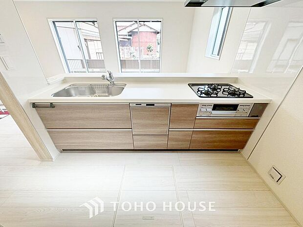 キッチンは、リビングで寛ぐ家族や小さなお子様を見守りながら料理が出来る対面式の温もり設計。