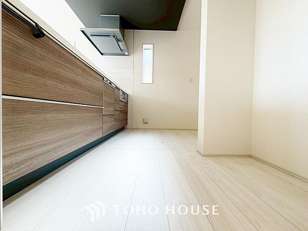 大型の冷蔵庫やレンジボードもしっかり置ける広々としたキッチンスペース。