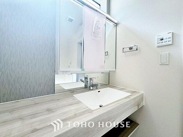 シンプルだからこそ使いやすい。スタンダードなデザインの洗面ボウルは清潔感あるオフホワイトです。