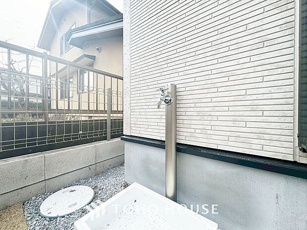 洗車の手入れや外回りのお掃除の際など、あると便利な外に立水栓がございます。