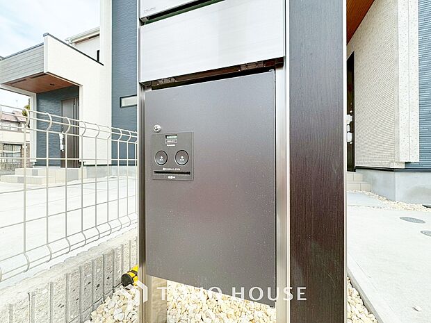 宅配ボックスは留守中でも宅配便の荷物が受け取れる為昼間の受け取りが困難な共働き世帯に需要が高い設備。