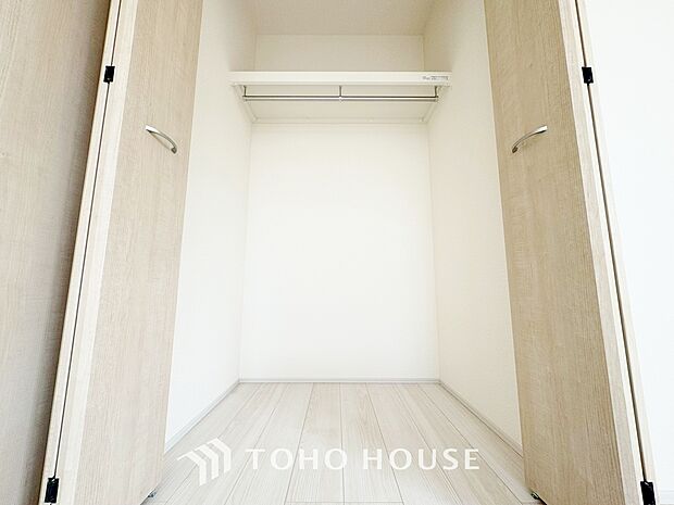 居室にはクローゼットを完備し、自由度の高い家具の配置が叶うシンプルな空間です。