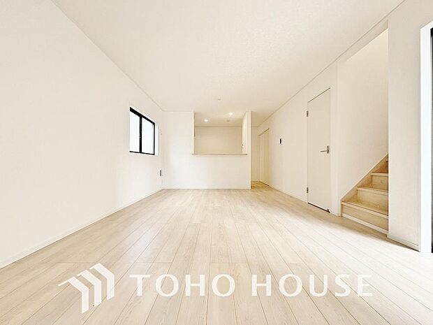 LDKでは家族が集まり、明るく穏やかな空気のなかで飲んだり、食べたり、笑ったり。