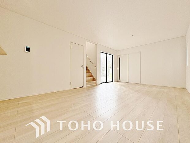 生活動線が確保されたリビングには陽光が降り注ぎ、自然とみんなが集まる空間へと仕上がっております。