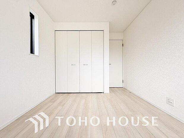 居室にはクローゼットを完備し、自由度の高い家具の配置が叶うシンプルな空間です。