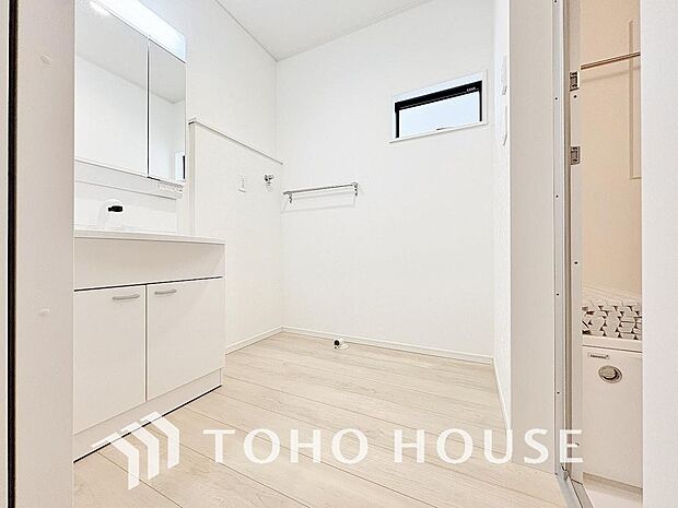 お家の中でも特にプライベートスペースとなる洗面所は、洗濯場所と浴室を同じ空間でまとめております。