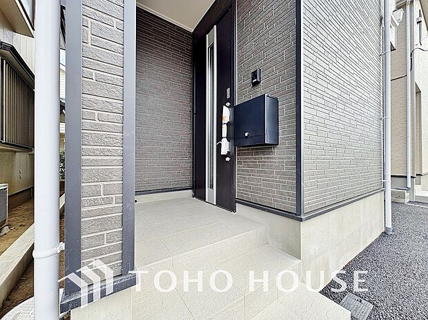 毎日みんなを見送り、そして迎え入れる場所だから。帰りたくなる家をテーマに設計した、自慢の玄関です。