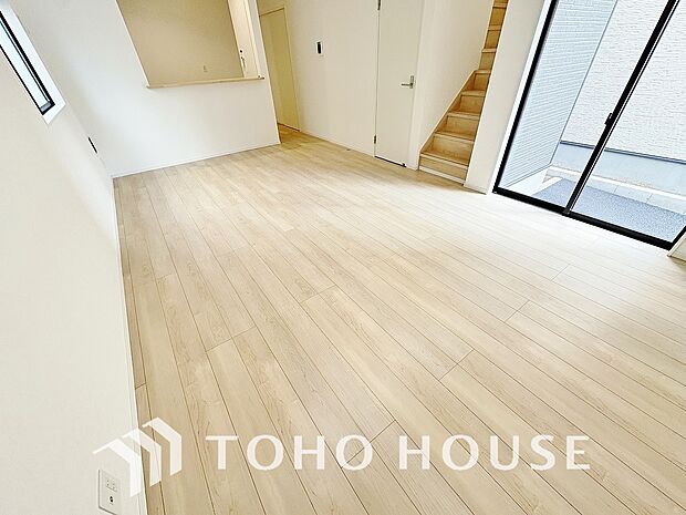 床をフローリングにすることで、お洒落かつ木目の温かみを感じる落ち着いた空間へと仕上げる事ができます。