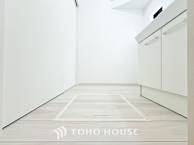 手で洗いたい大切な服など、広く使えると助かる洗面台は汚れの付きにくい形状と素材で造られております。