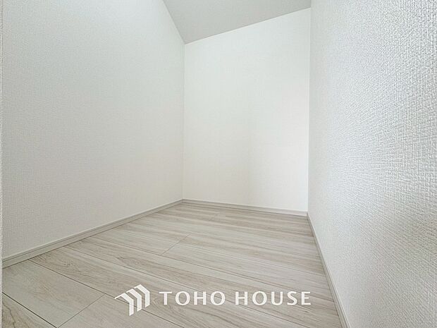 ウォークインクローゼットは洋服だけでなく、帽子や鞄などの小物もまとめて収納できるのが嬉しいですよね。