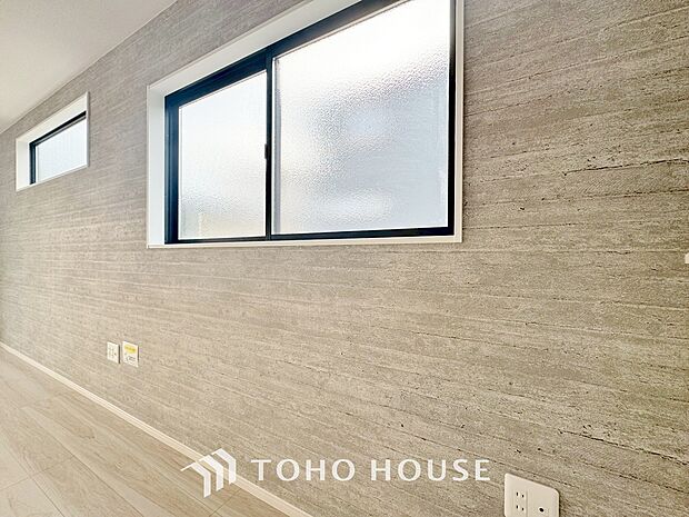 クロスの一部に違う色や柄を取り入れ、単調になりがちなお部屋の雰囲気を変えるアクセントクロスを採用。