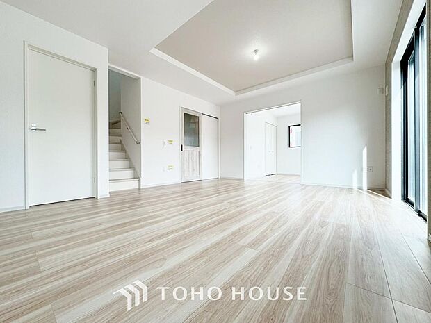 家族が自然と集まる明るいリビング。広々とした空間で豊かな時間をお過ごしください。