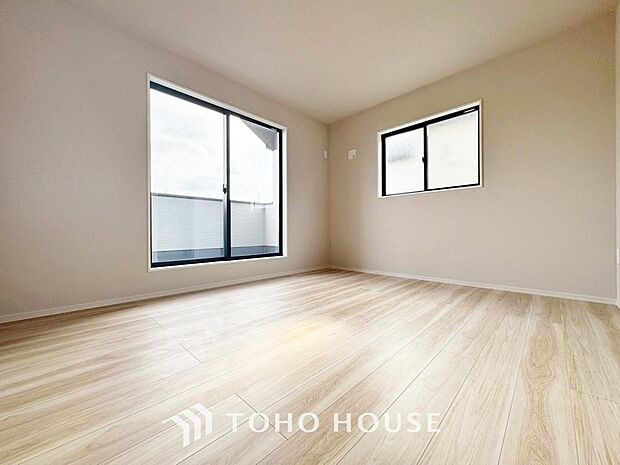 明るい色のフローリングと白いクロスが光を反射して更なる採光を生みます。