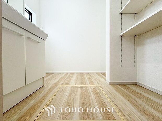 手で洗いたい大切な服など、広く使えると助かる洗面台は汚れの付きにくい形状と素材で造られております。