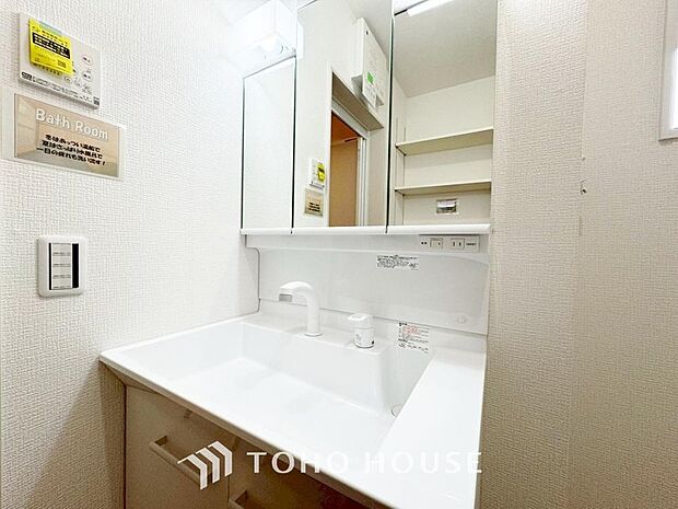 シンプルだからこそ使いやすい。スタンダードなデザインの洗面ボウルは清潔感あるオフホワイトです。