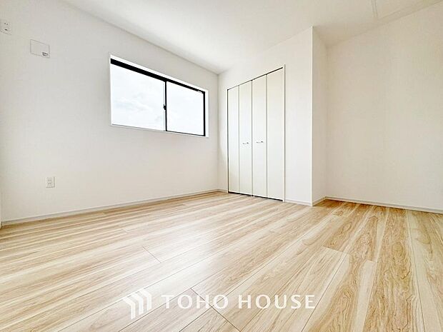 居室にはクローゼットを完備し、自由度の高い家具の配置が叶うシンプルな空間です。