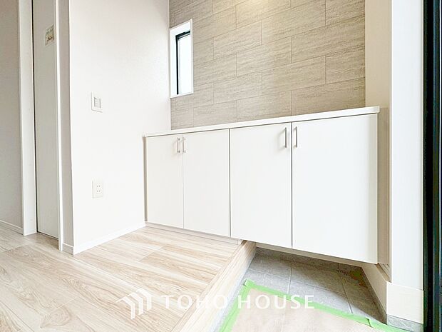 シューズボックスは限られた玄関スペースでも収納を取れる為、玄関内をすっきり片付けることができます。