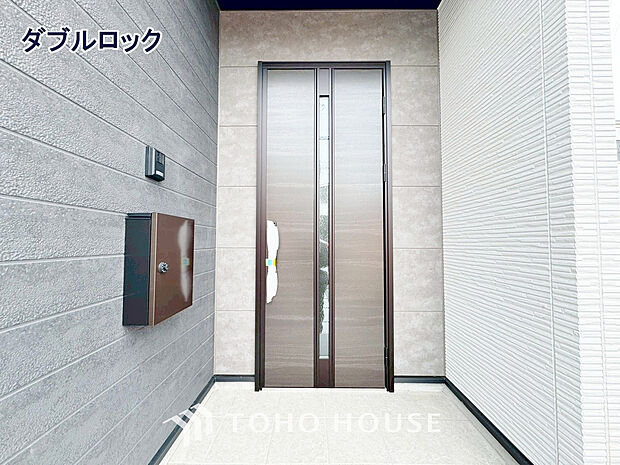 ダブルロックを採用した玄関ドア。鍵を増やすことで鍵開けに時間をかける事ができ防犯面で効果的です。