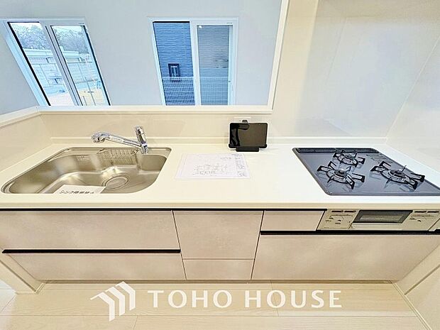 キッチンは、リビングで寛ぐ家族や小さなお子様を見守りながら料理が出来る対面式の温もり設計。