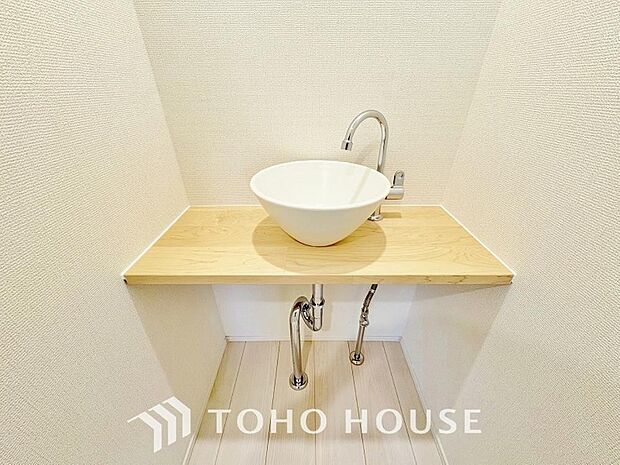2階にも手洗い場を完備。シンプルだからこそ使いやすい。スタンダードなデザインの洗面ボウルは清潔感あるオフホワイトです。