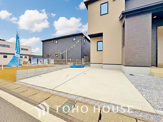 周辺環境とのコラボレーションにより明るく開放的な空間を演出しております。