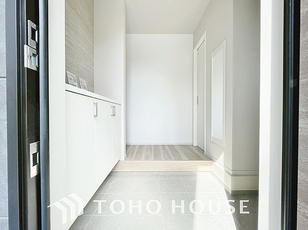 ゲストを招き、家族を迎える玄関は、ディスプレイや照明にこだわってみてはいかがでしょうか。