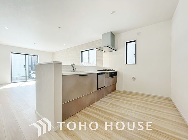 キッチンは、リビングで寛ぐ家族や小さなお子様を見守りながら料理が出来る対面式の温もり設計。