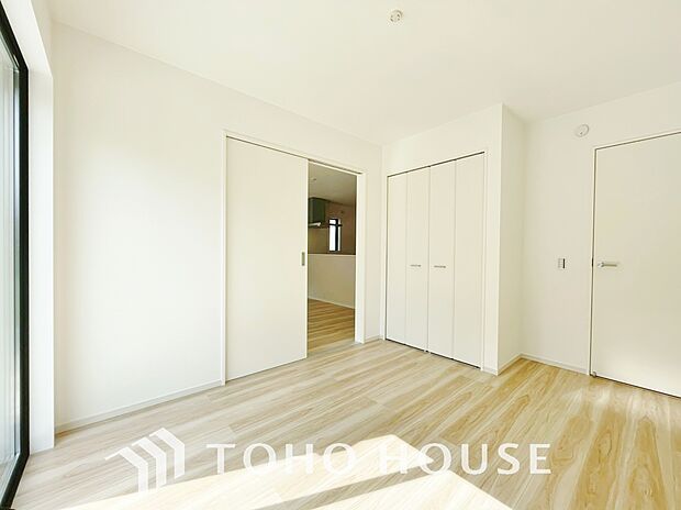 快適な光を取り入れ、心地よい風を取り入れます。収納スペースもあり、生活しやすい居住スペースです。