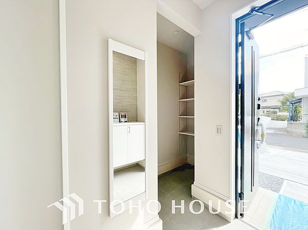 土足のまま入れるので、ゴルフバックなどがそのまま収納可能。散らかりがちな玄関をすっきりと保てます。
