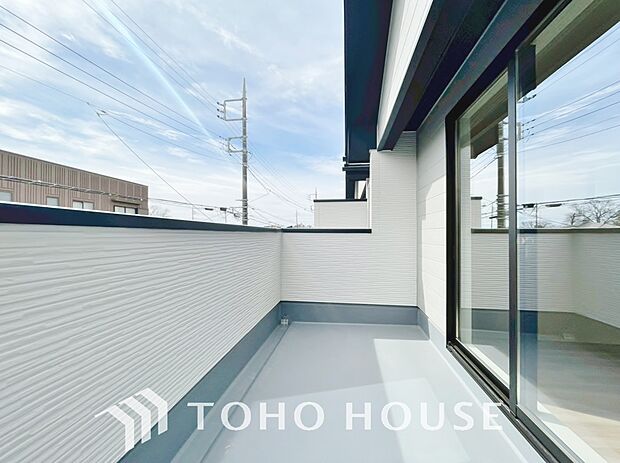 暖かい陽ざしが差込むバルコニーは、晴れた日には、洗濯物が良く乾きます。また、風通しも良好です。