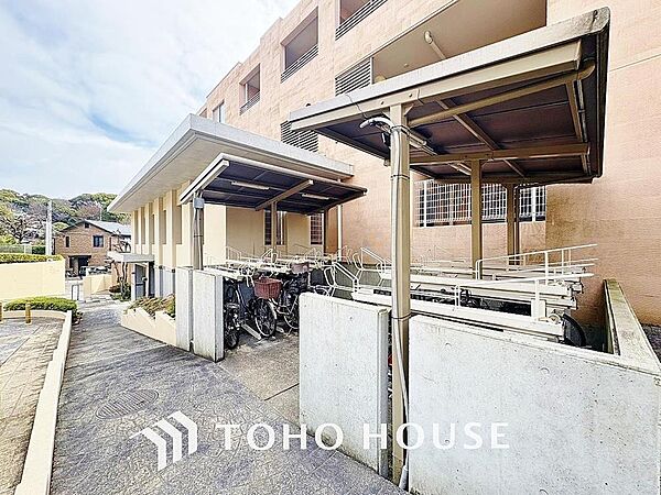 広さがしっかり確保された敷地内駐輪場。かさ張る自転車も安心して停めることができます。
