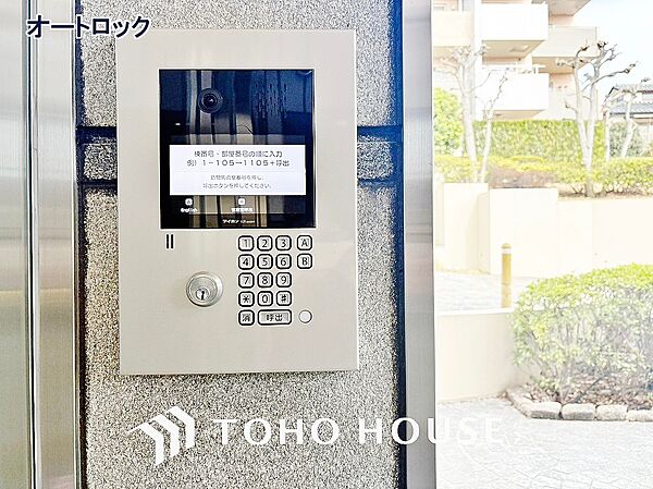 集合住宅のエントランスには住戸内部と通話できるモニター付きのインターホンが設置されています。