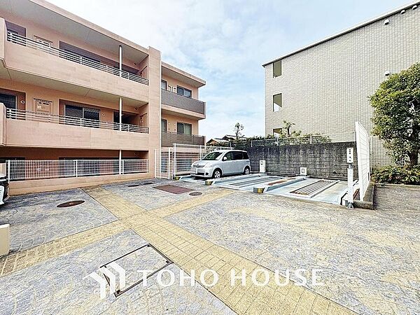近隣の駐車場まで歩く必要がなく、子どもや高齢者がいる世帯は駐車場から自宅までの距離が短い方が便利。