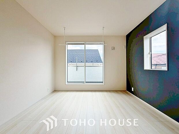 クロスの一部に違う色や柄を取り入れ、単調になりがちなお部屋の雰囲気を変えるアクセントクロスを採用。