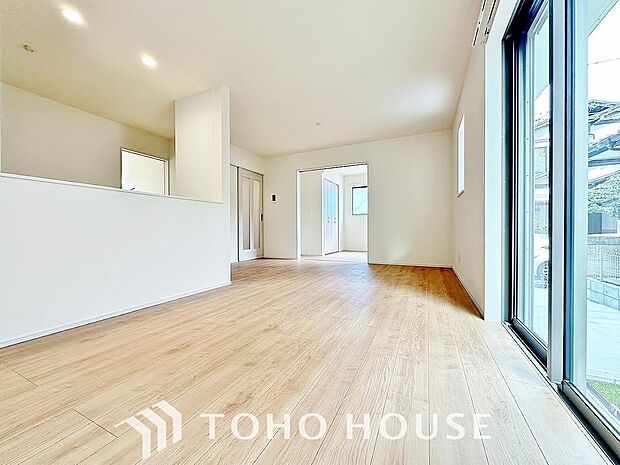 家族が自然と集まる明るいリビング。広々とした空間で豊かな時間をお過ごしください。