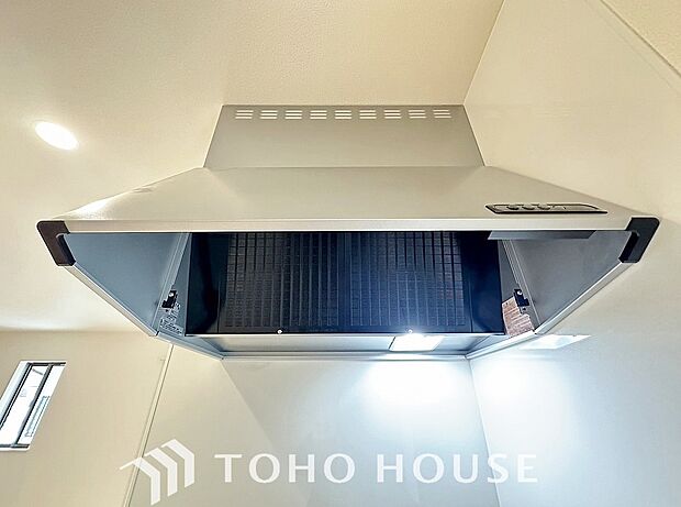 一般的に普及しているレンジフード。空気の吸い込み口が広いため、換気性能に安定感があります。