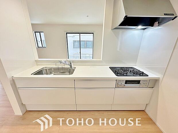 大型の冷蔵庫やレンジボードもしっかり置ける広々としたキッチンスペース。