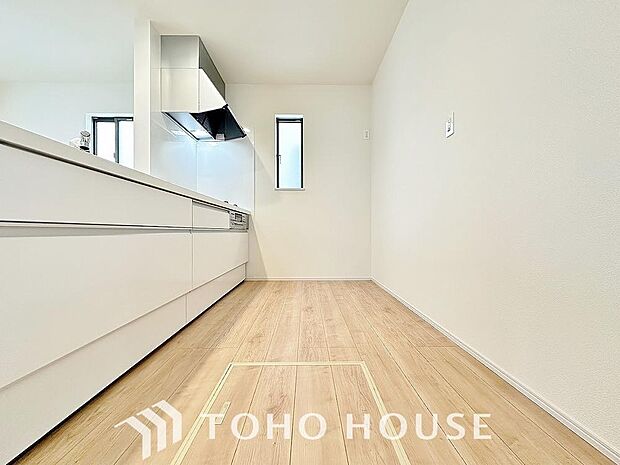 夫婦そろってキッチンに立っても調理がしやすく余裕の広さ。家事をしながら会話も弾みます。